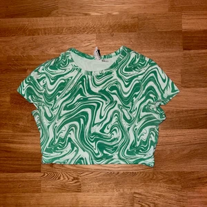 green abstract top hm size M - The top is stretchy and it stop over your navel 