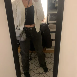 Mid Rise jeans från zara - Ett par super trendiga mid rise jeans ifrån zara! Jeansen är helt oanvända och slutsålda, jag är 168 och dem är lite för långa på mig men funkar nog med skor på, därför skulle jag säga att den passar upp till 175. Jeansen är i storlek 38 å passar perfekt för mig som ligger emellan 36 och 38. Budgivning aktiveras om fler är intresserade! Skriv för frågor osv kram! Köpare står för frakt!!!!