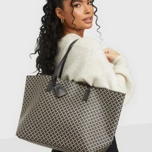 Väska från Marlene birger - Intressekoll på min Marlene Birger väska. Kan skicka fler bilder! Kommer tyvärr inte till användning men super fin och rymlig! 1500kr men pris kan diskuteras!!