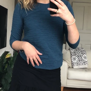 grönblå tröja - superfin unik tröja med trekvartsärmar i texurerat tyg. superfin grönblå färg, rekommenderar verkligen till dig med blå ögon då mina verkligen poppar med denna❤️