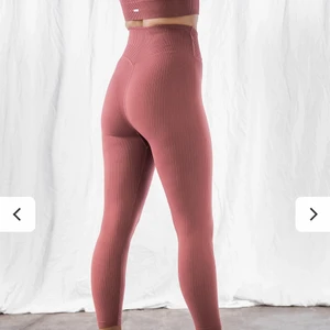 Aimn rosa seamless tight - Säljer dessa supersköna tights från aimn. Som nya! Sitter uppe jättebra hela träningspasset 🍑 Säljer även topp i samma färg i separat annons. Nypris 599