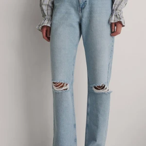 Nakd raka jeans med hög midja o slitning - Använd ett par gånger