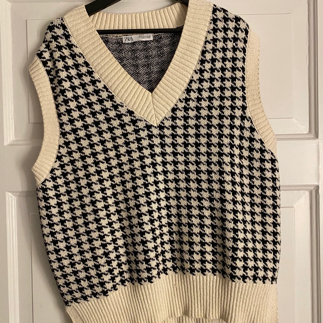 Mönstrad stickad väst 