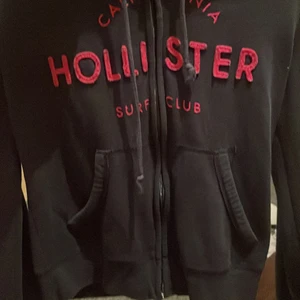 kofta - jätte fin kofta från holister i mörkblå köpte för 800 och säljer för 250 kr jätte bra kvalite😍🙌🙌