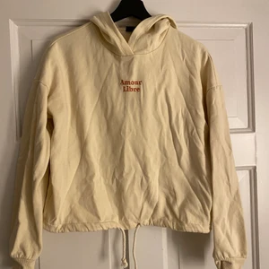 Beige hoodie - Beige hoodie, aldrig använd! Frakt tillkommer 💛