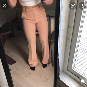 Bikbok kostymbyxa 36 - LÅNADE BILDER NR 1&2! Superfina kostymbyxor från bikbok som inte längre kommer till användning! 36, passar även en 34 skulle jag påstå! Beige/rosa färg! 💓 de är sprättade nertill för att bli lite längre!