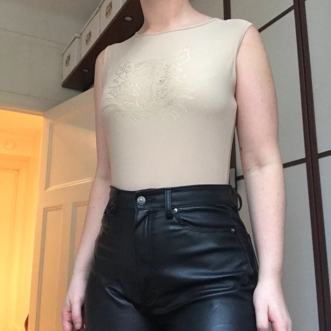 Beige topp med ett glitterlejon ✨ - 91