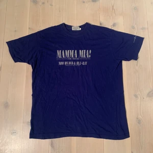 Vintage Mamma Mia promo T-shirt 2008 - Storlek XL men sitter som en L, skick 8/10 fel fri förutom möjligtvis lite urtvättad!