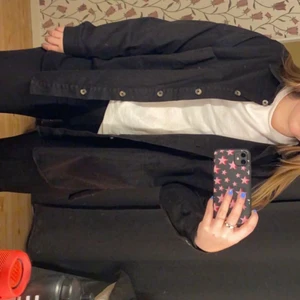 svinsnygg jacka  - säljer denna rätt tunna jeans/skjort jackan från lager 157. den är såå snygg och passar så bra nu i höst! tycker denna är så fin men var tvungen att rensa. den är aldrig använd, bara testad, sedan har den bara hängt på en galje på klädställningen.🖤🖤