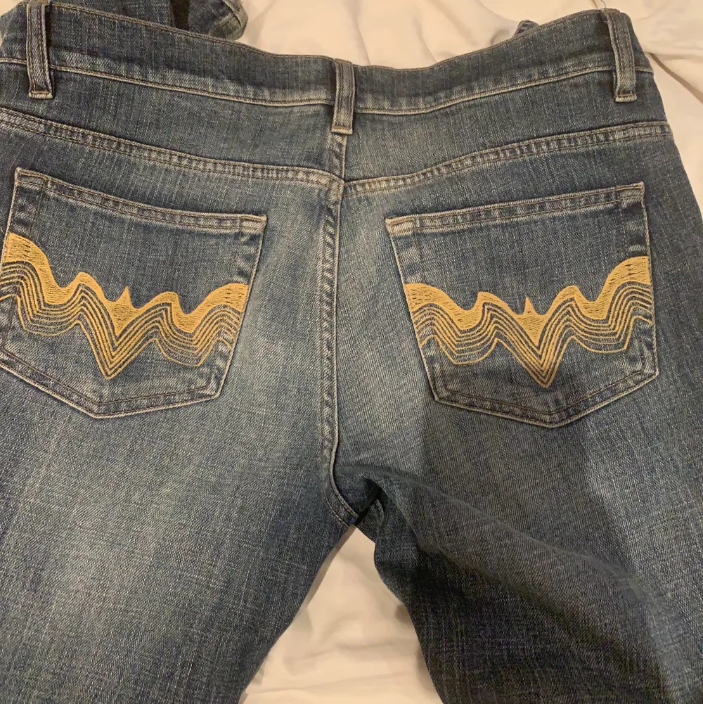 Ett par jeans ja hitta från mammas gamla garderob som hon tänkte slänga, undra om det skulle vara någon som är intresserad :). Jeans & Byxor.