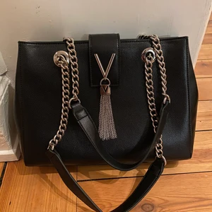 Valentino by Mario väska - Säljer min Valentino handväska som endast är använd 1 gång, därav nyskick. Väskan är 23x31cm och har tre fack. Nypris: 1295kr. Kan självklart skicka mer bilder vid förfrågan. Kan både frakta och mötas upp😊