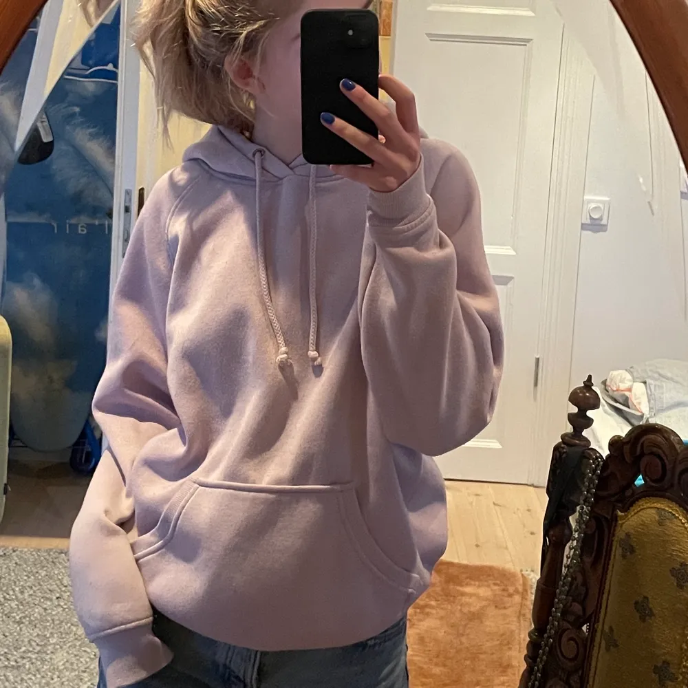 Säljer en superfin lila/rosa Hoddie från Bikbok som jag köpte förra året. Sparsamt använd och ser ut att vara helt ny utan några defekter💗💓Köpare står för frakt💞Köpt för 300kr. Tröjor & Koftor.