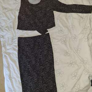 Skitsnygg leopardmönstrad  kjol och matchande tröja - storlek L men passar liten M, stretch material! 