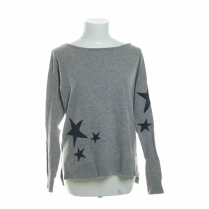 Stickat  - Superifn stickad ifrån espirit! Säljer då den är pytte lite sticksig men tål det verkligen inte 🥲 Storlek S men passar även M, frakt tillkommer!