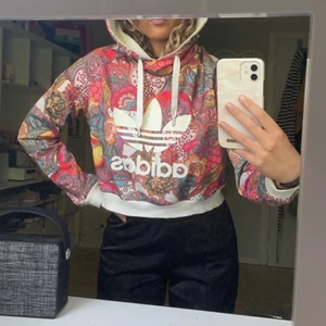 Adidas, strl 38 - Köptes för några år sedan men endast använt den fåtal gånger. Coolt och utstickande mönster med mycket färger😁