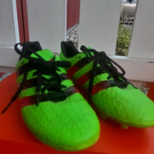Billiga fotbollskor säljes - Ett bar lime/ neon gröna fotbollskor säljes. Dom är i storlek 37 och är från Adidas. Dom kan både skickad eller så kan ni hämta dom jag bor i Svärtinge utanför Norrköping. =)