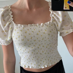 Blommig topp NAKD - Säljer denna somriga topp från nakd🌸