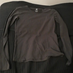 H&M grön tröja, storlek 158/164 - En grön basic tröja från H&M. Sällan använd. Den är stretching. Fint skick. Köparen står för frakten. 