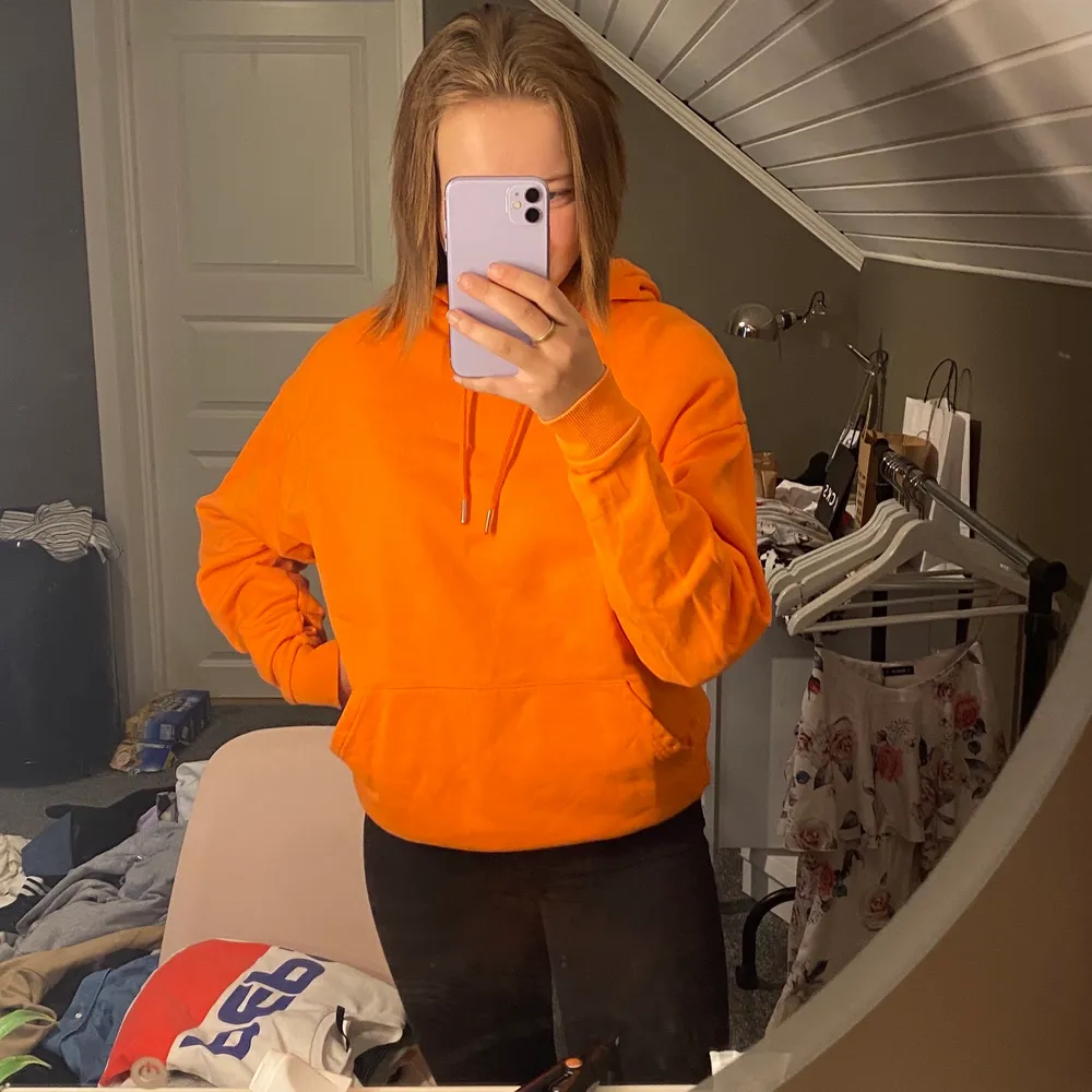 Hej! Säljer denna oranga hoodien pga av ingen användning. (Modellen) är 164 cm lång . Hoodies.