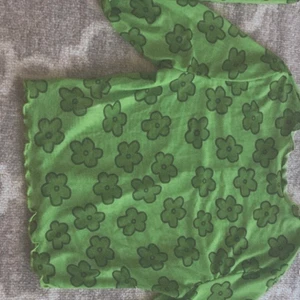 Blommig tröja💚🌼 - ‼️VÄND PÅ TELEFONEN‼️ hela bilden fick inte plats så swipa. En blommig tröja i grön!💚 39kr + 12kr frakt = 51kr totalt! OBS skickas samma dag som du betalar så ingen väntetid!🥰