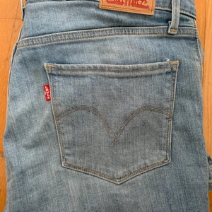 LEVIS - LEVIS mid rise skinny 29 använd 1 gång. Säljer pga att jag aldrig använder. 