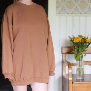 Oversized hoodie - Längre hoodie och oversized i roströd aktig färg🌼 Snygg med cykelbyxor och smycken osv. Bara använd ett fåtal gånger så den är i fint skick😊