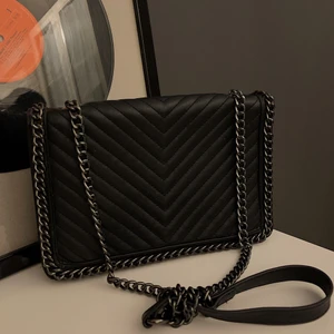 Väska - Snygg väska i mycket fint skicka. Passar till allt. Betalning sker genom swish. Skriv om du är intresserad så kollar jag fraktkostnad. Produkten kan också hämtas.