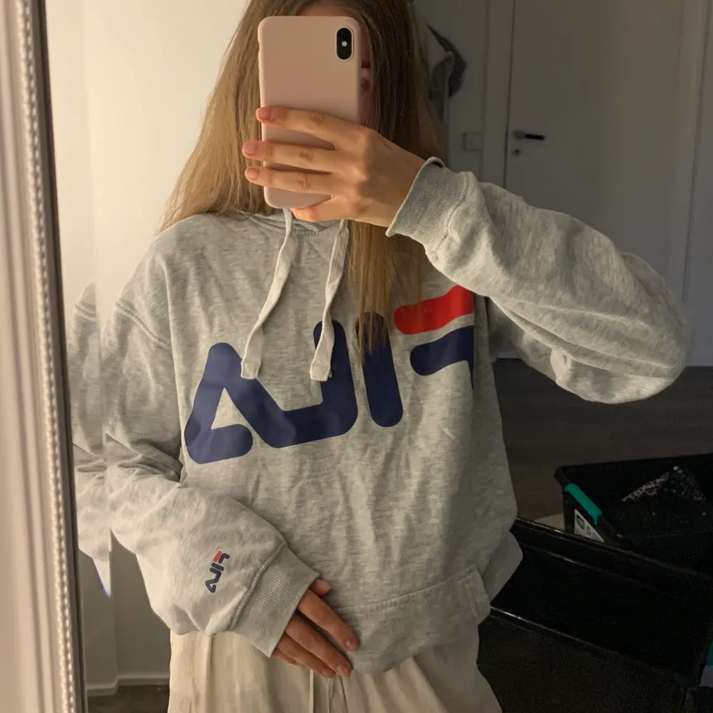 Grå Fila hoodie i storlek S. Sitter lite oversized och är verkligen superskön. Endast använd ett fåtal gånger så fortfarande i bra kvalitet!. Hoodies.