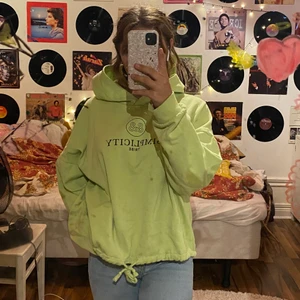 Grön hoodie - En ljus grön hoodie i strl L/XL köpets ca ett år sen💚 används inte längre🥲 frakten går på 79kr och den står köparen för🥰