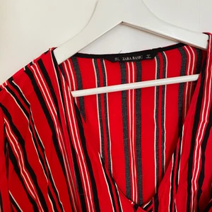 Randig klänning - En randig klänning från Zara söker ny ägare🤍❤️