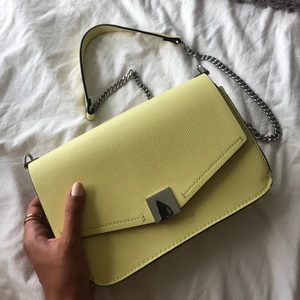 Gul väska ifrån zara - Gul väska i härlig färg ifrån zara🌼 denna är använd två gånger och i superfint skick✨