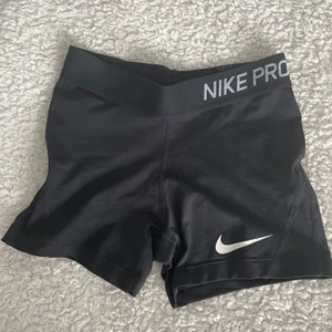 Nike pro träningsshorts  - Säljer dessa skitsnygga nike pro shorts som tyvärr har blivit för små! De ser extremt små ut men de är väldigt stretchiga. Skulle säga att de är som en xxs/xs, men har passat mig med s i många år! De är i använt skick. Köparen betalar för frakten och katt finns i hem 💞