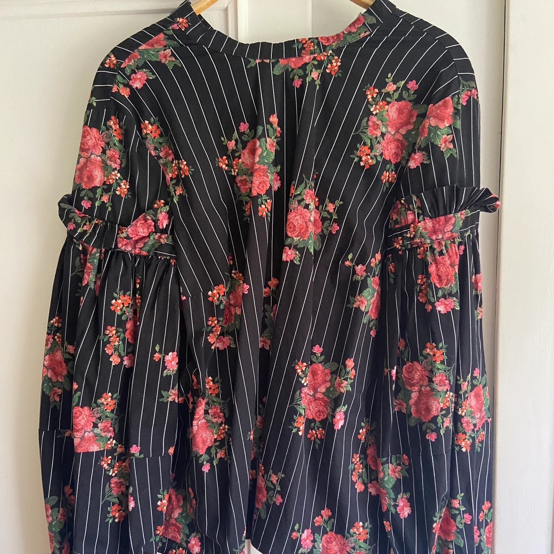 Blommig blus med ballongärmar!🌸 - 90