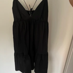 Zara klänning - Säljer denna klänningen från Zara i storlek L! Aldrig andvänd😊