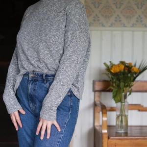 Grå polotröja - Tröjan är tunnare i tyget och i ett fint skick! 🌻