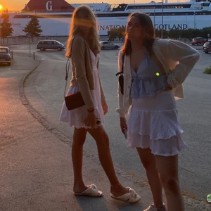 Vit zara klänning - Intressekoll på min vita zara klänning. Använd ett fåtal gånger, så iprincip i nyskick. Köpt för 359kr. Kan mötas i nacka/frakta. Buda🌸