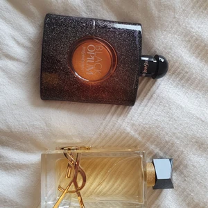 YSL parfymer - Black opium EdT 90 ml, använd 3-4 gånger. Libre EdP 90 ml, använd 3-4 gånger. Originalförpackningarna har jag tyvärr slängt bort, men kan säkert hitta något kvitto eller beställningsbekräftelse för att visa att de är äkta. 500kr parfym/styck. LIBRE ÄR SÅLD