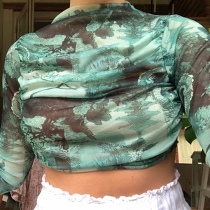 Tröja - En kortare tröja från pretty little thing. Skitsnyg tröja som passar till allt och är skön på. Materialet är tjockare fram så man kan använda den utan bh