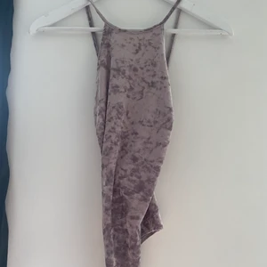 Lila body med korsad rygg - En lila body från Nelly i ”velvet” material, korsad rygg