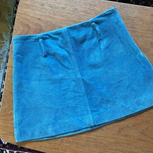 Blå Manchesterkjol - Kort blå manchesterkjol!! Snygg passform!🦋 köpt på zara för kanske 2 år sen, använd ett fåtal gånger!🦋 HÖGSTA BUD: 100kr