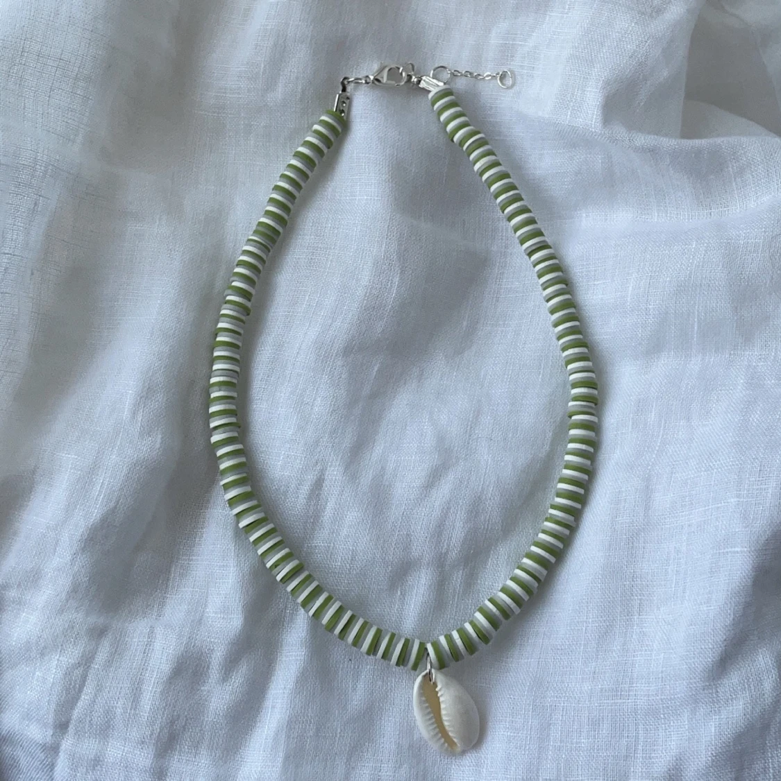 Somrigt halsband - 91