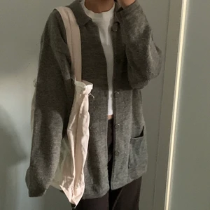 Grön oversized stickad kofta - Säljer denna assöta stickade koftan. Den är egentligen moss/olive grön istället för den grå aktiga färgen på bilderna. Den är stickad, som sagt, men varken sticker eller kliar (jag har själv också ganska känslig hud). Den är lite oversized så passar alla, beroende hur man vill att den ska sitta. Jättefin att ha tills nu i höst 🍂💕