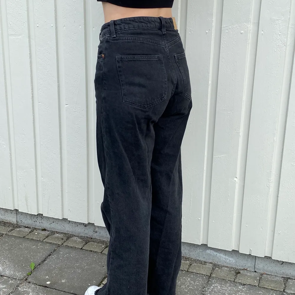 Säljer dessa trendiga jeans i modellen Yoko från monki då dom är för stora för mig. Jag är 163 cm och byxorna är i strl 29☺️. Jeans & Byxor.