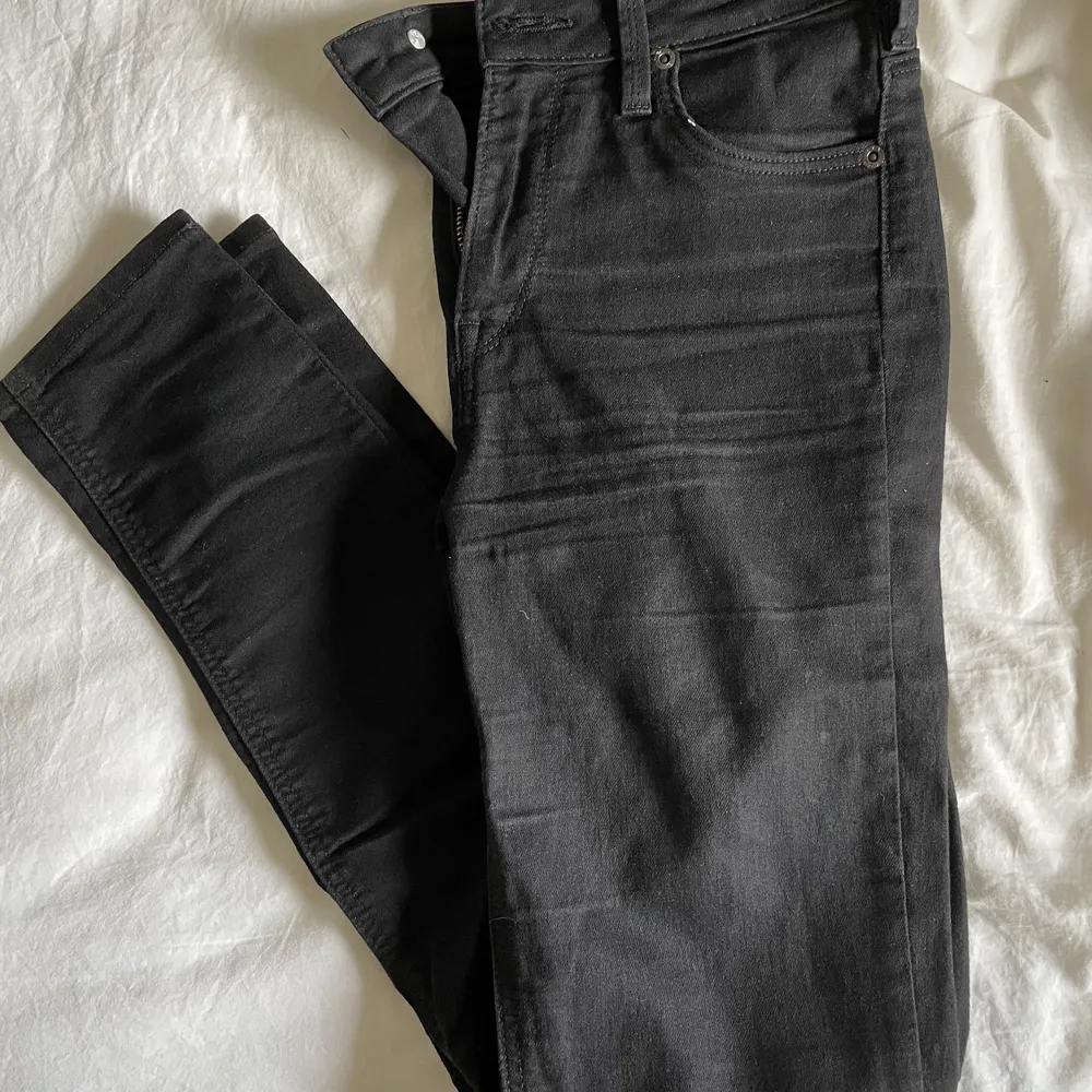 Svarta jeans från märket Lee. Frakt tillkommer🌈📦. Jeans & Byxor.