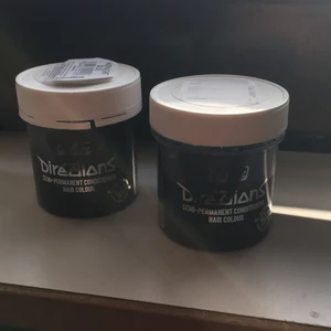 Hårfärg , midnight blue - directions  - Säljer en helt opppnad burk hårfärg + en burk som har lite mer än hälften kvar . Den öppnade burken har endast öppnats vid ett tillfälle och produkt har tagits ut med en helt ny borste så färgen i burken har ALDRIG vart i kontakt med något ohygieniskt . Färgen är jättefin som den är samt är skonsam mot håret . Det går även att blanda hårfärgen med balsam för en ljusare blå ton , röd för lila eller som jag gjort , lite färg + schampo för det bästa silvershampoot! 