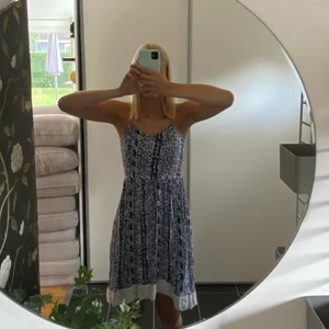 Fin sommarklänning  - Supergullig sommarklänning får Abercrombie & Fitch. Klänningen är köpt på ungdomsavdelningen i st M men passar även XS i vuxenstorlek. Pris 100kr (köparen står för frakt)