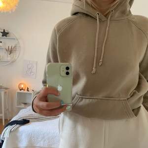 Beige hoodie från bikbok, säljer på grund av att den aldrig kommer till användning, superskön och passar till de mesta 🦋🌤🤎 storlek S 