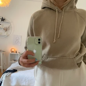 Hoodie - Beige hoodie från bikbok, säljer på grund av att den aldrig kommer till användning, superskön och passar till de mesta 🦋🌤🤎 storlek S 