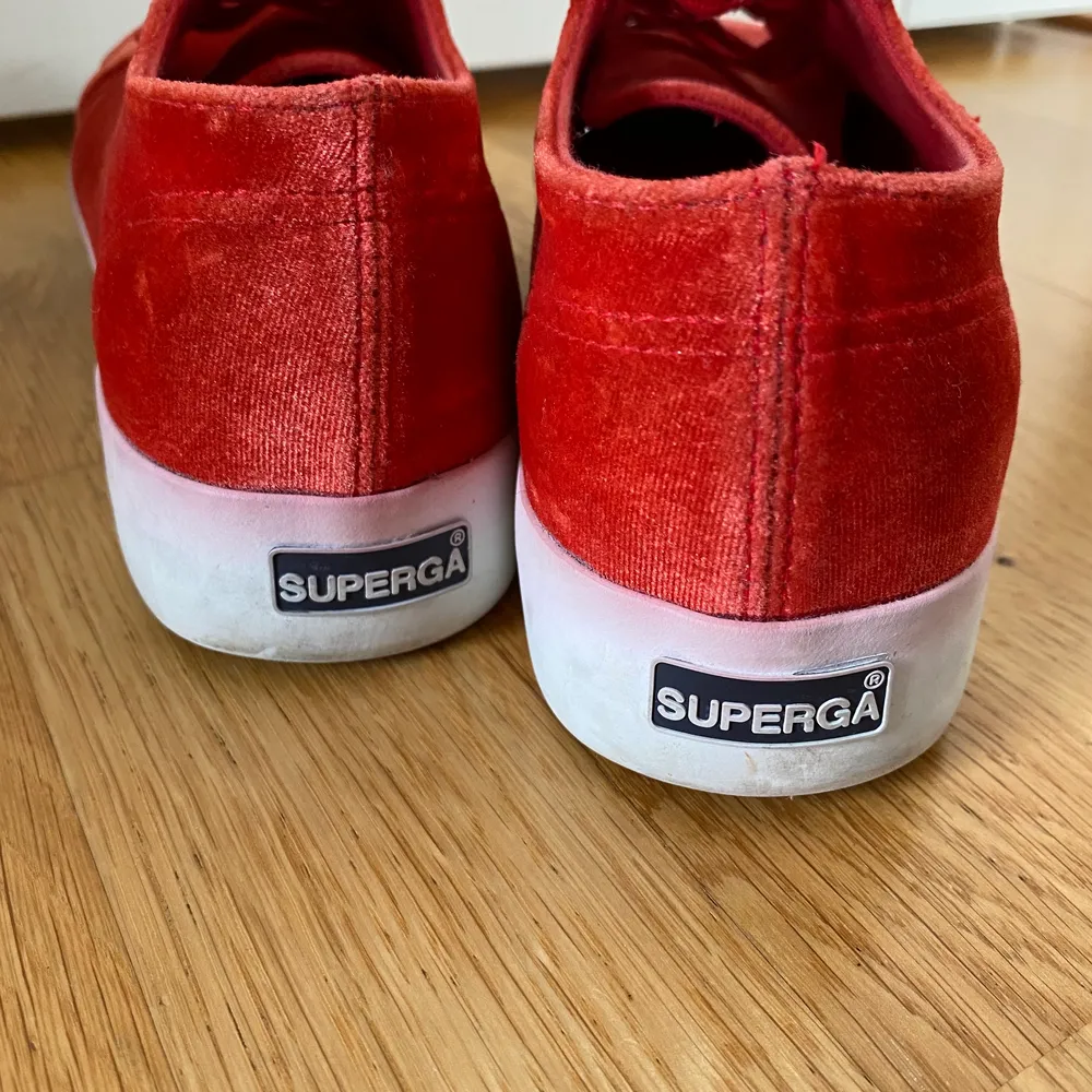 Säljer mina supersnygga Superga sneakers st 38. Har bara använt ett fåtal gånger så de är i mycket gott skick. Inköpta för 900kr, säljer för 400 kr (köparen står för frakt). Skor.