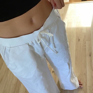 Vita Linnebyxor - Jätte snygga vita linne byxor. Helt nya o aldrig använda!!! Köparen står för frakt. Högsta pris just nu 200kr